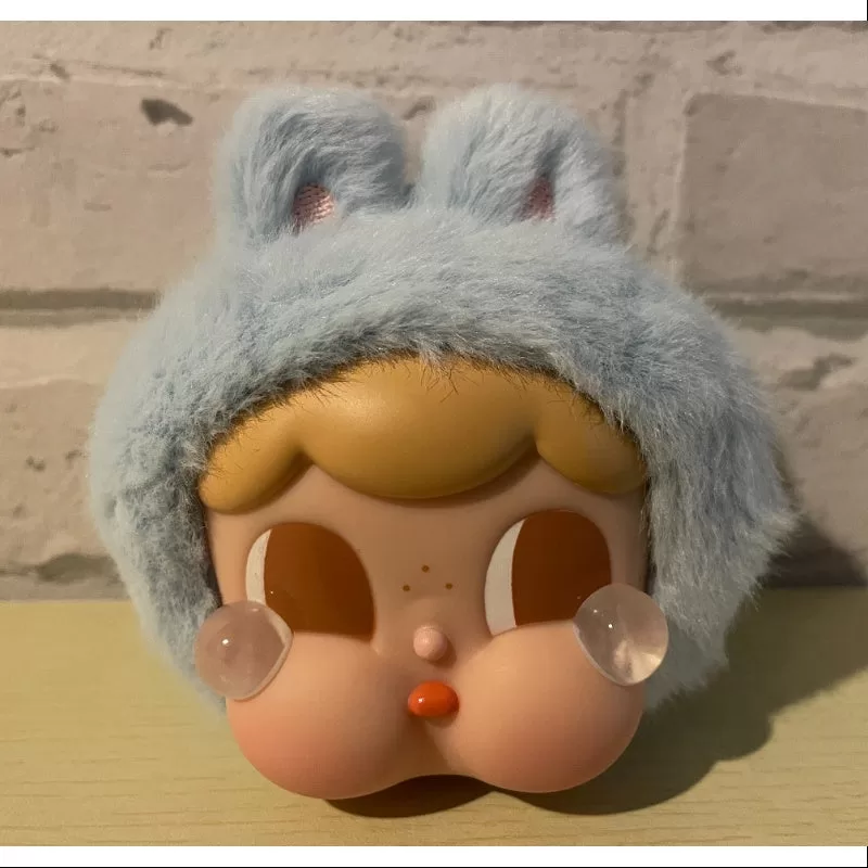 Colgante de peluche con cara de vinilo Crybaby Cring Blob, serie Conejito azul
