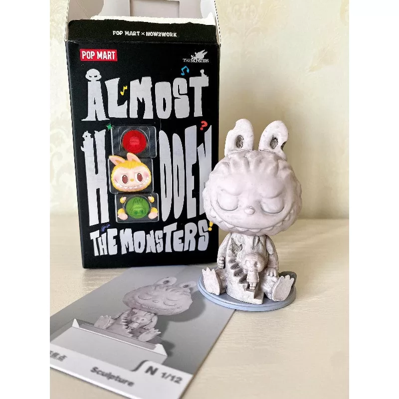 Escultura de la serie Labubu Los Monstruos Casi Ocultos