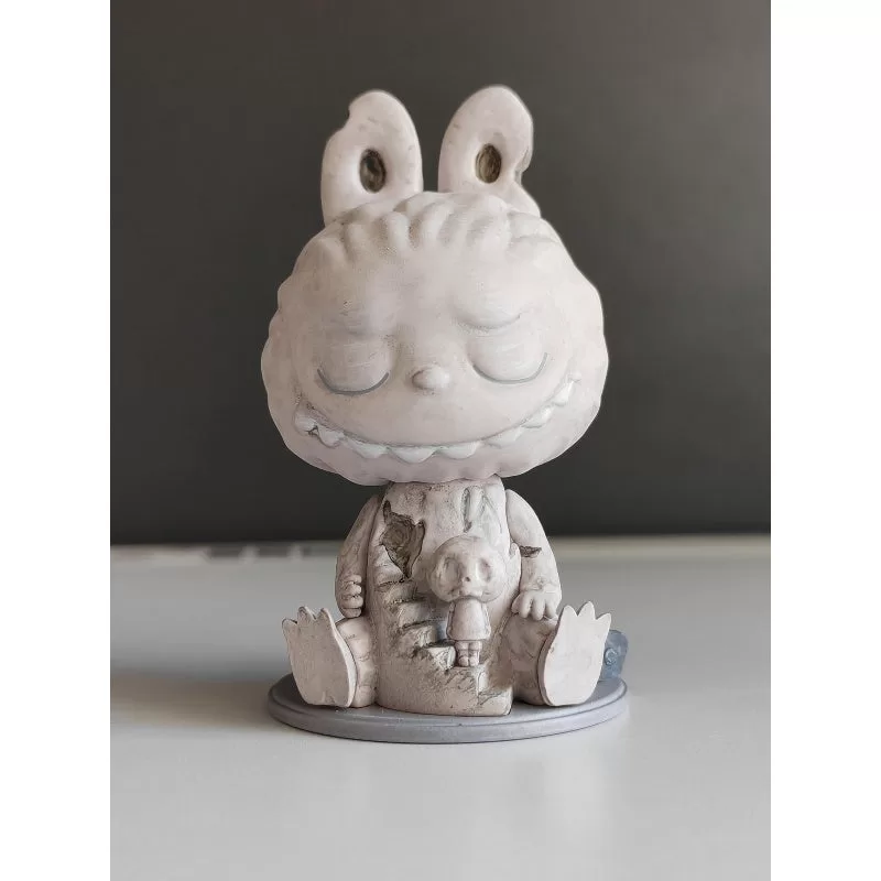 Escultura de la serie Labubu Los Monstruos Casi Ocultos
