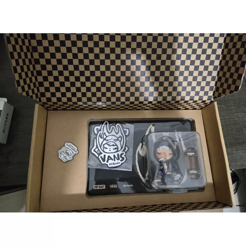 Figura de Hirono x Vans Edición Limitada