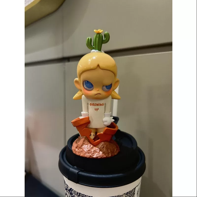 Figura de Zsiga Growing Up Art Toy 2024 Edición Limitada Figura de Zsiga Growing Up Art Toy 2024 Edición Limitada