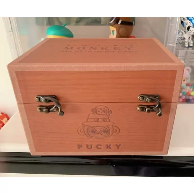 Figura de bebé arqueólogo mono PUCKY Edición limitada