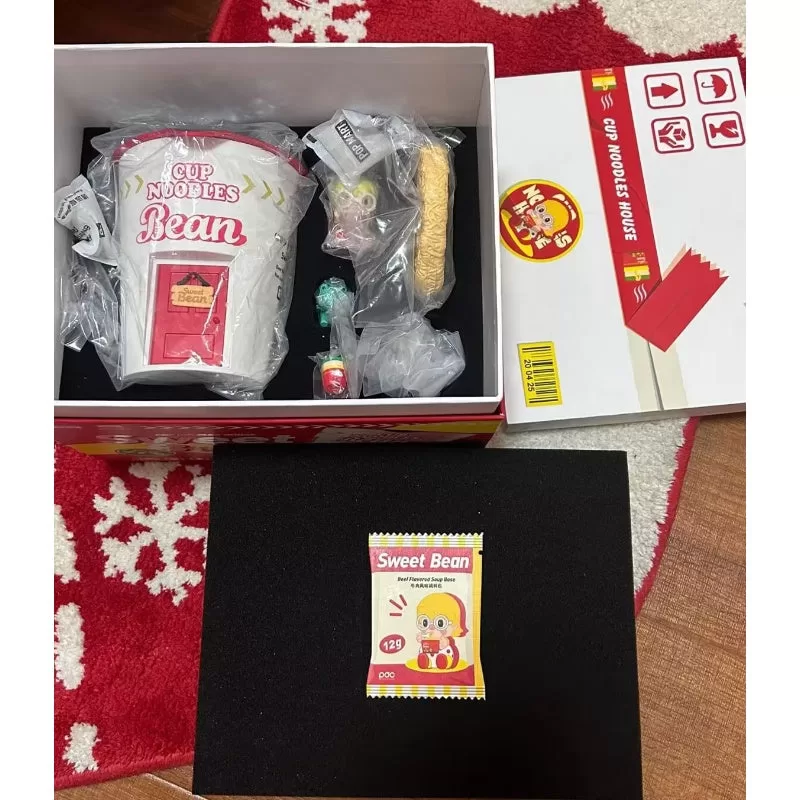 Figura de casa de fideos instantáneos con frijoles dulces