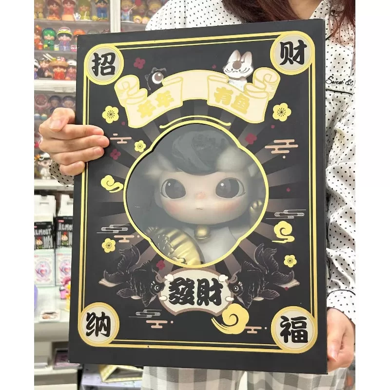 Figura de edición limitada de la carpa negra Maneki Neko de DIMOO