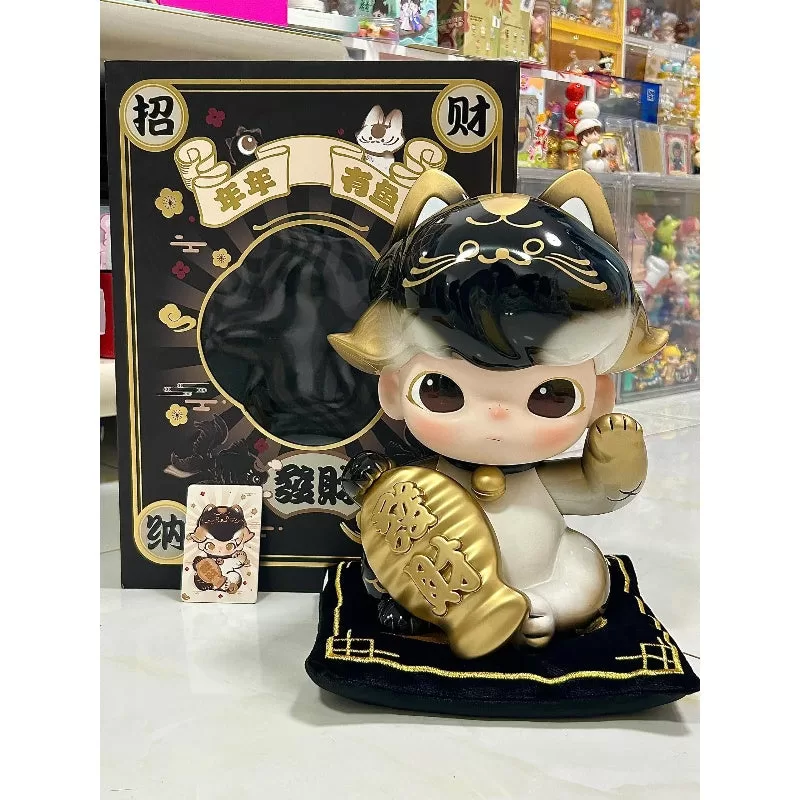 Figura de edición limitada de la carpa negra Maneki Neko de DIMOO