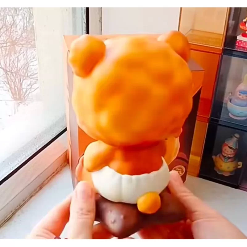 Figura de galleta de chocolate con frijoles dulces