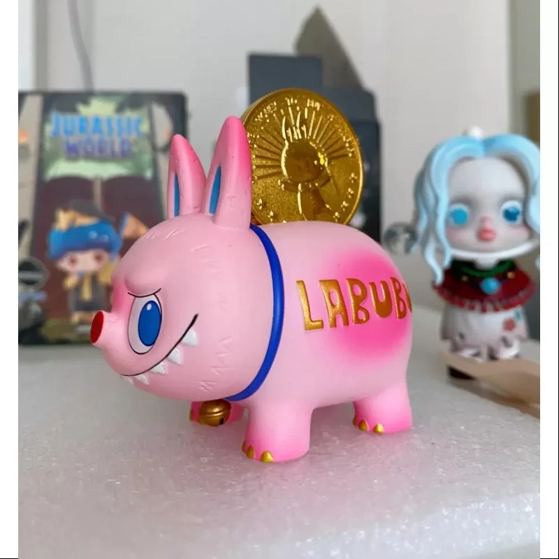 Figura de hucha de cerdito de Labubu THE MONSTERS (edición limitada)