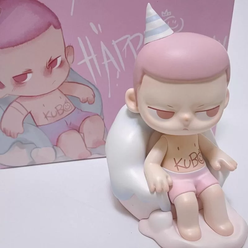Figura de pastel de cumpleaños de KUBO (2 años), juguete artístico (2023, edición limitada)