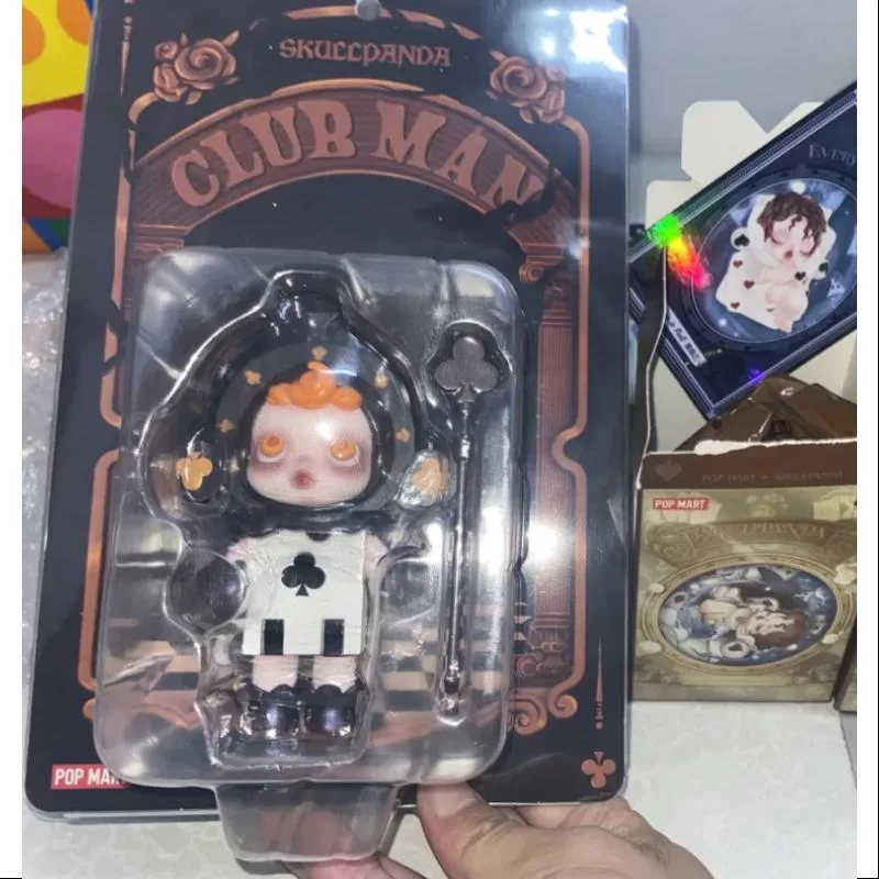 Figura del Club Man de Skullpanda Edición limitada