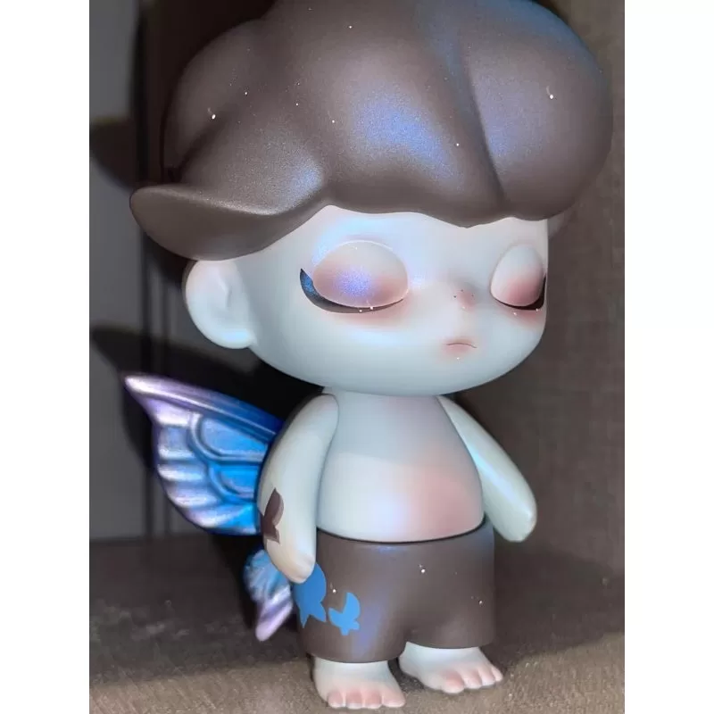 Figura limitada de Luciérnagas Nocturnas de DIMOO