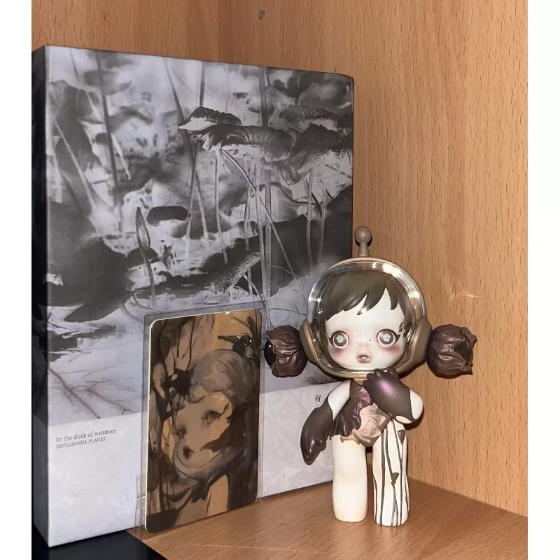 Figura limitada de Skullpanda Baby Lotus en el anochecer del verano