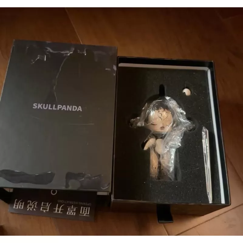 Figura limitada de pingüino bebé Skullpanda