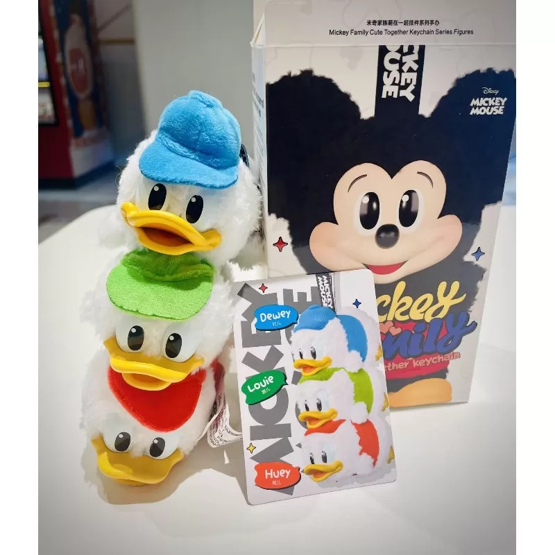 Figuras de la serie de llaveros Mickey Family Cute Together: Huey, Dewey y Andlouie (1/96)
