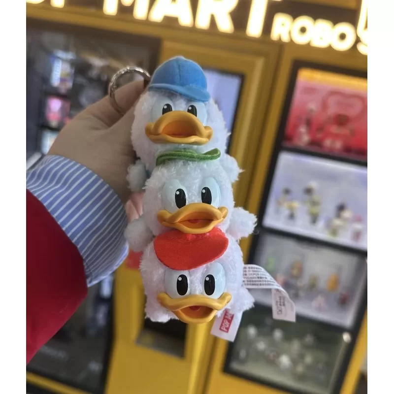 Figuras de la serie de llaveros Mickey Family Cute Together: Huey, Dewey y Andlouie (1/96)