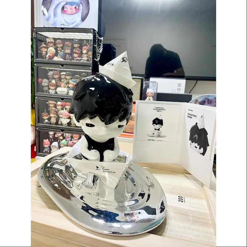 Hirono Unknown Journey, versión grande. Escultura artística (2022, edición limitada)