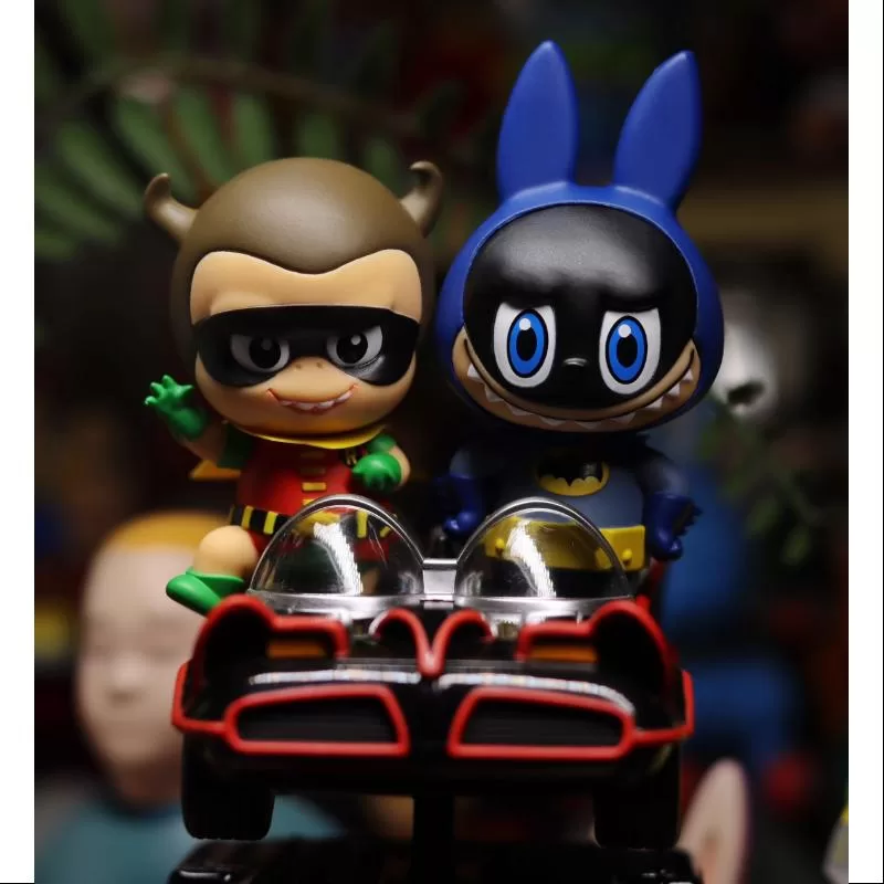 Labubu Los Monstruos Batman Labubu y Robin YAYA Rocking Car LIMITADO