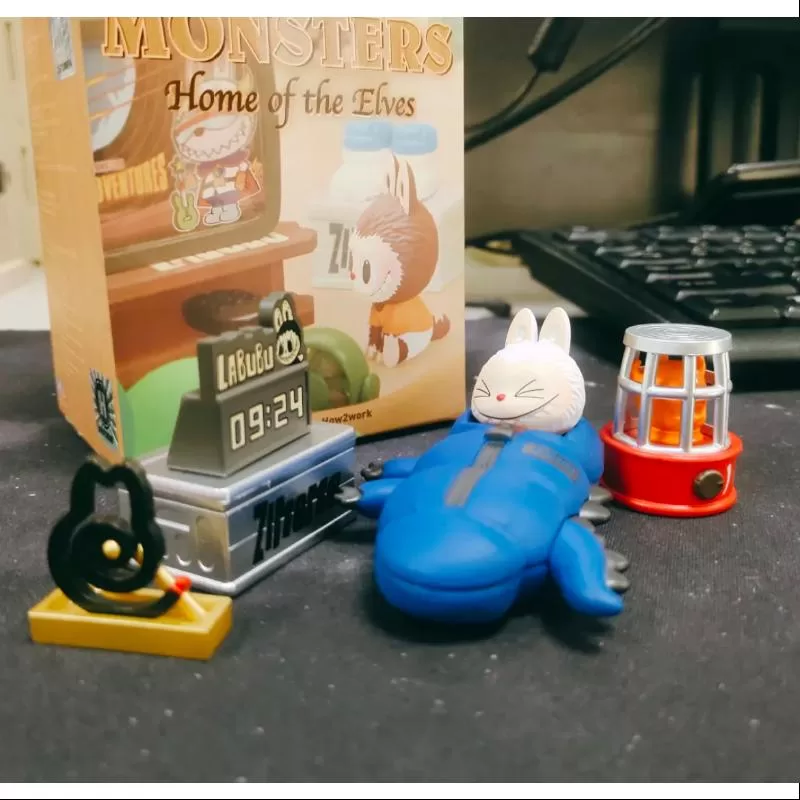 Labubu Los Monstruos El Hogar de los Elfos Serie Descansa en la Cama