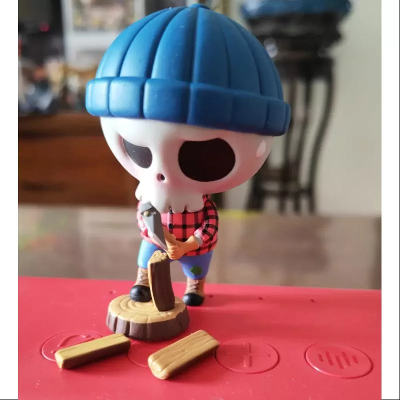 Labubu Los Monstruos Serie Campamento Cortando Leña