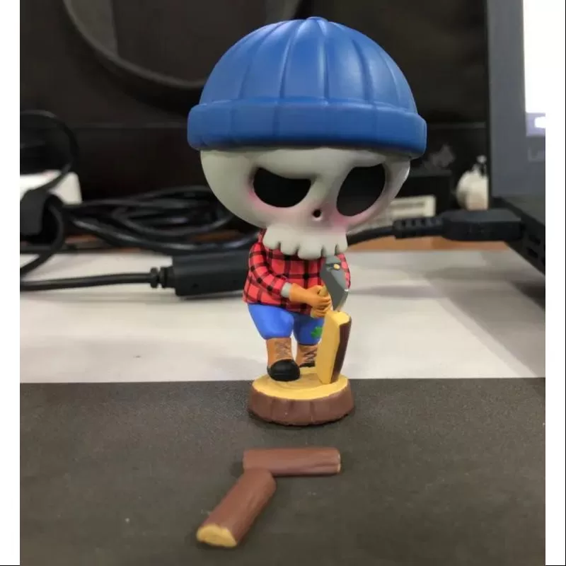 Labubu Los Monstruos Serie Campamento Cortando Leña