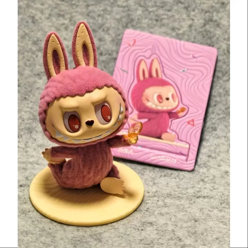 Labubu Los Monstruos Serie de Yoga Perezoso Confiado