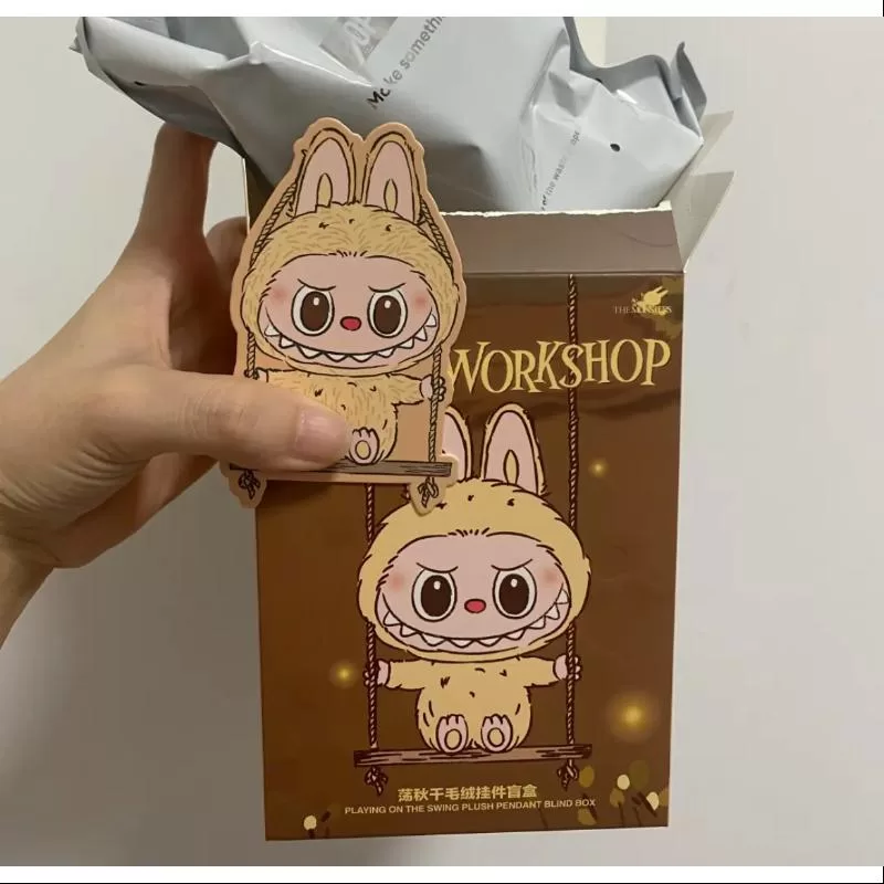 Labubu POP LAND TALLER DE MADERA JUGANDO EN EL COLUMPIO COLGANTE DE PELUCHE Serie Amarillo