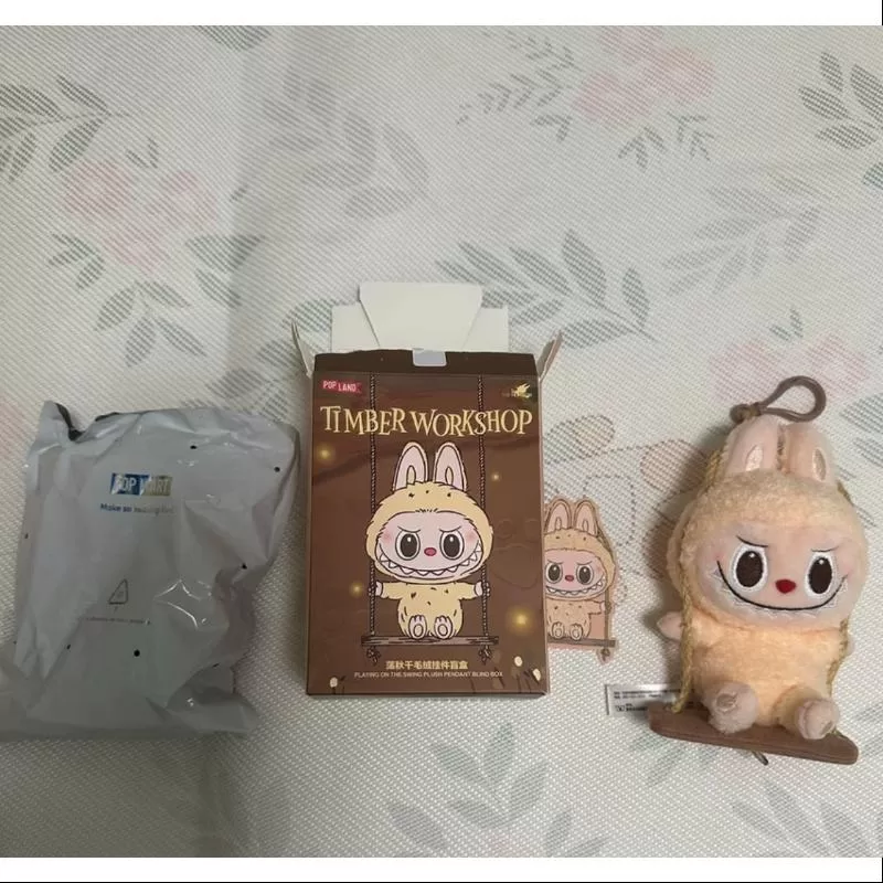 Labubu POP LAND TALLER DE MADERA JUGANDO EN EL COLUMPIO COLGANTE DE PELUCHE Serie Amarillo