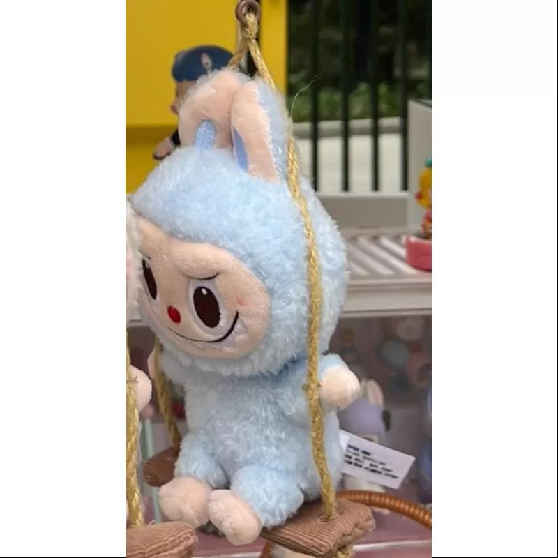 Labubu POP LAND TALLER DE MADERA JUGANDO EN EL COLUMPIO COLGANTE DE PELUCHE Serie Azul Labubu POP LAND TALLER DE MADERA JUGANDO EN EL COLUMPIO COLGANTE DE PELUCHE Serie Azul