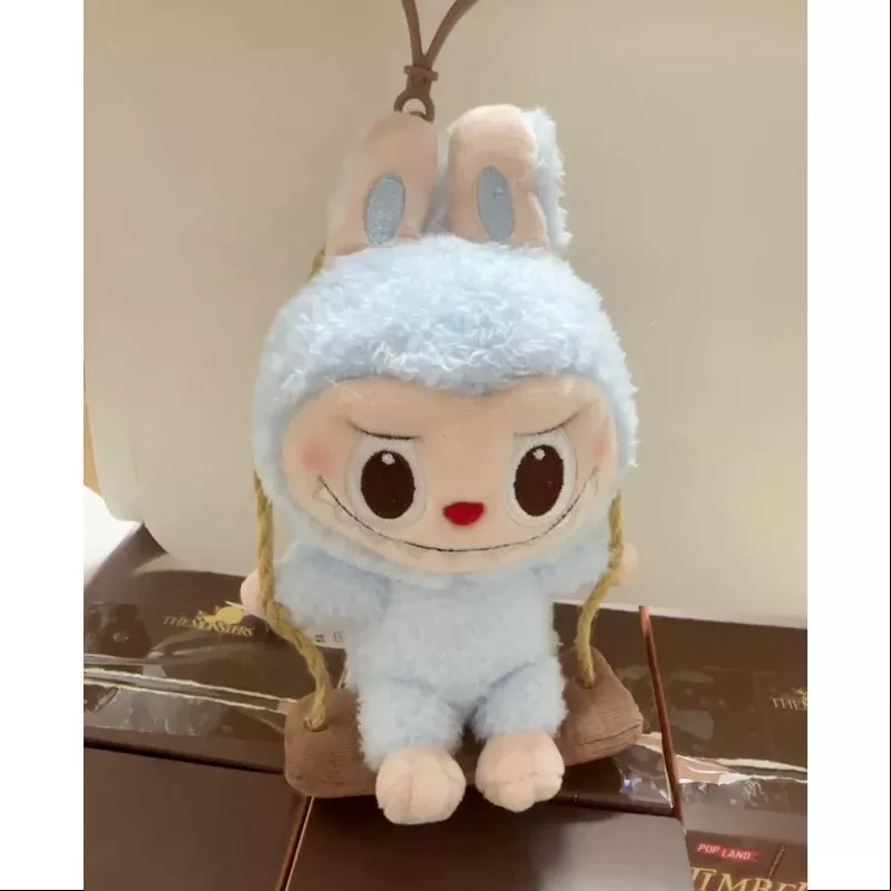 Labubu POP LAND TALLER DE MADERA JUGANDO EN EL COLUMPIO COLGANTE DE PELUCHE Serie Azul