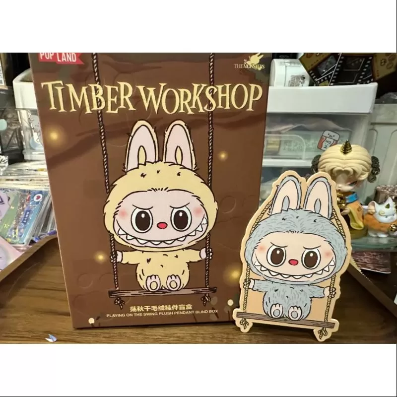 Labubu POP LAND TALLER DE MADERA JUGANDO EN EL COLUMPIO COLGANTE DE PELUCHE Serie Gris Labubu POP LAND TALLER DE MADERA JUGANDO EN EL COLUMPIO COLGANTE DE PELUCHE Serie Gris