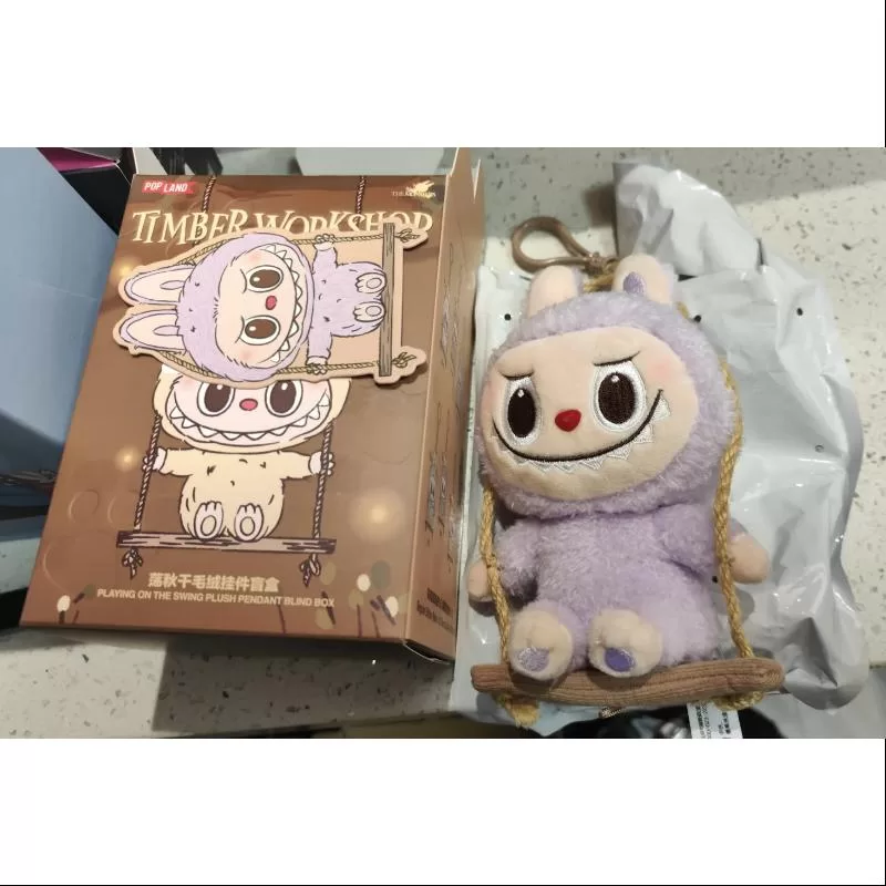 Labubu POP LAND TALLER DE MADERA JUGANDO EN EL COLUMPIO COLGANTE DE PELUCHE Serie Púrpura
