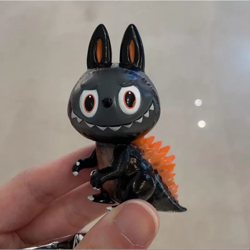 Labubu The Monsters Kaiju Hunting Series 2.5 Serie Gojimomo edición luminosa