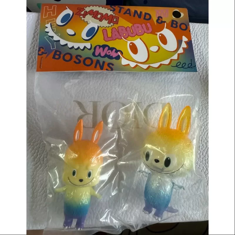 Labubu The Monsters Mini Zimomo Bosons u0026 Labubu stand Set LIMITADO Labubu The Monsters Mini Zimomo Bosons u0026 Labubu stand Set LIMITADO
