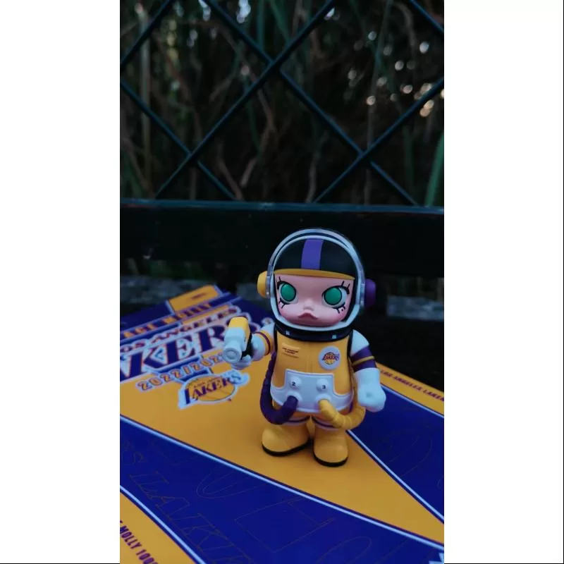 MEGA SPACE MOLLY 100% NBA Los Angeles Lakers 2023 LIMITADO MEGA SPACE MOLLY 100% NBA Los Angeles Lakers 2023 LIMITADO