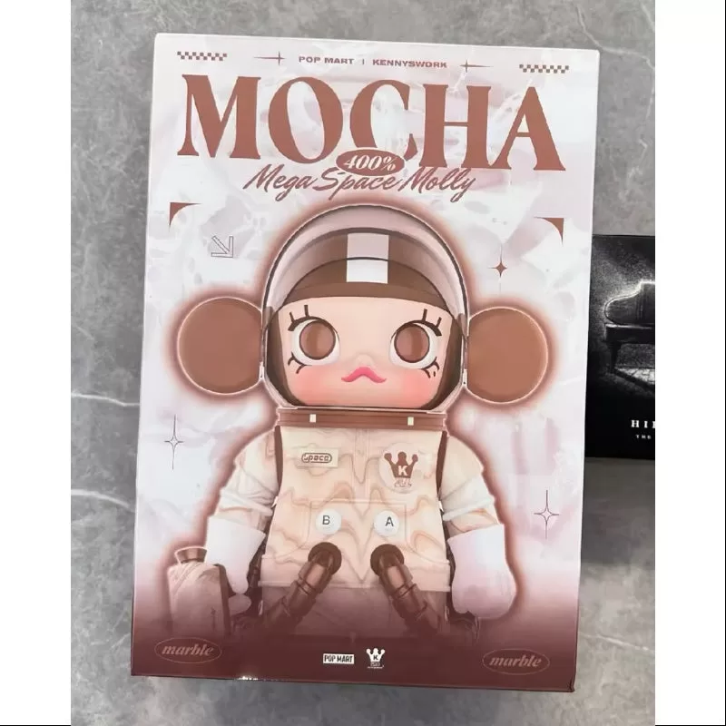 MEGA SPACE MOLLY 400% Mocha 2025 Edición Limitada MEGA SPACE MOLLY 400% Mocha 2025 Edición Limitada