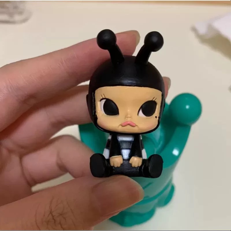 MOLLY Bebé Molly Serie 2 Abeja Ojos Negros