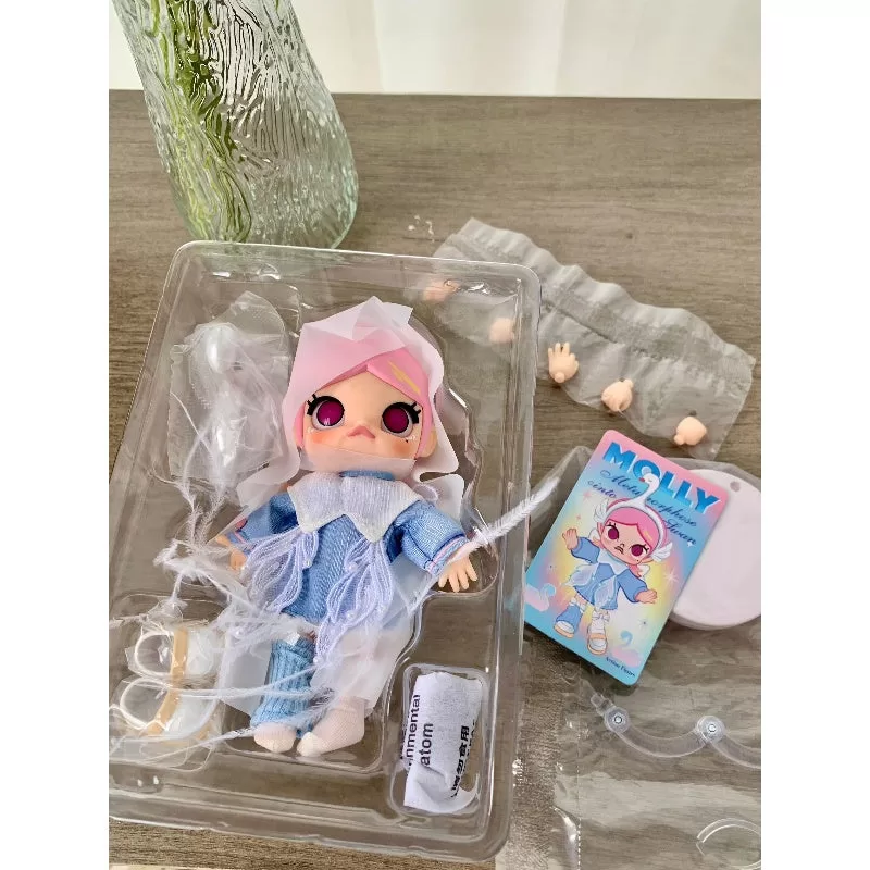 MOLLY se transforma en figuras de acción de cisne