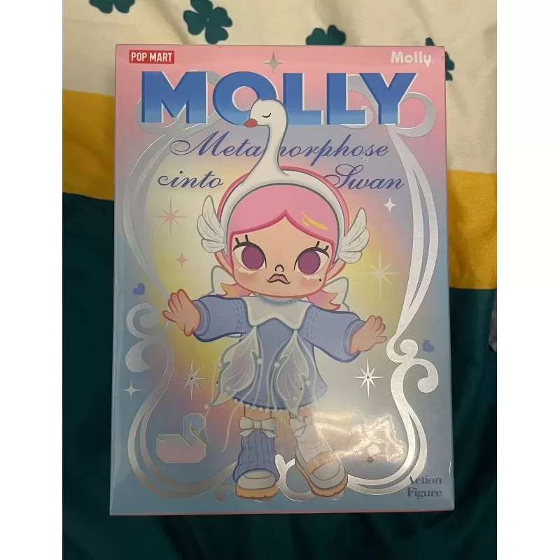 MOLLY se transforma en figuras de acción de cisne
