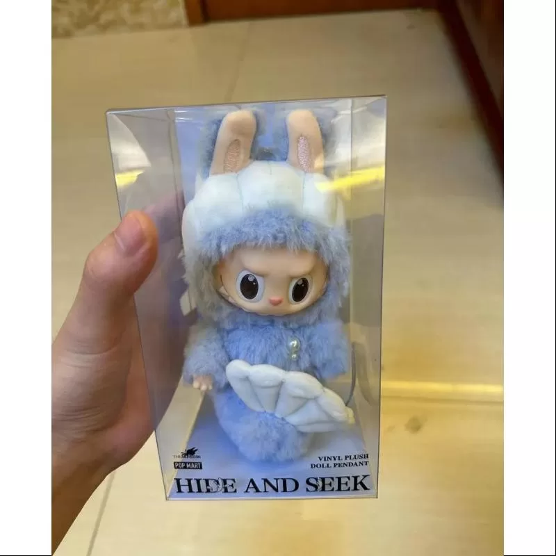 Muñeco de peluche de vinilo con colgante de edición limitada de Labubu The Monsters Hide and Seek en Singapur