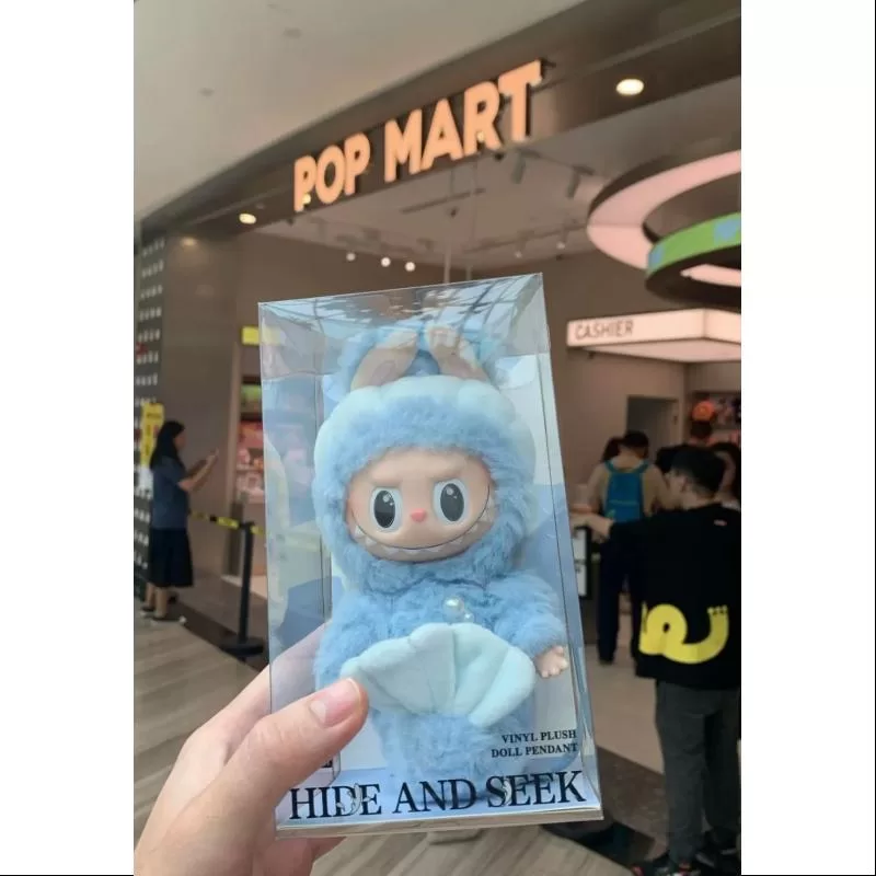Muñeco de peluche de vinilo con colgante de edición limitada de Labubu The Monsters Hide and Seek en Singapur