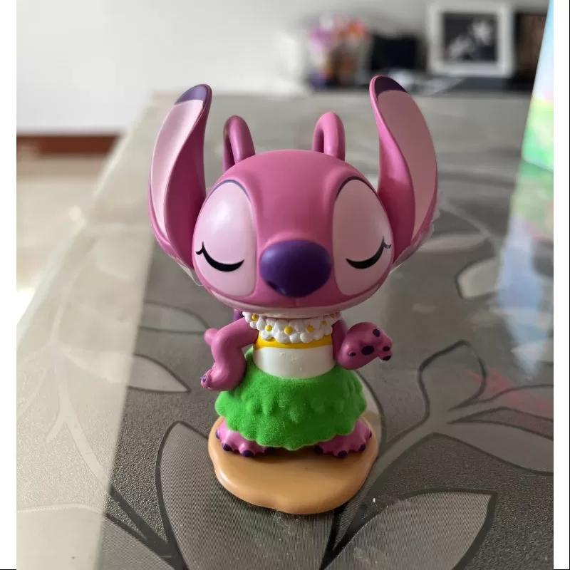 Poses impactantes de la serie Stitch en una cita de Disney