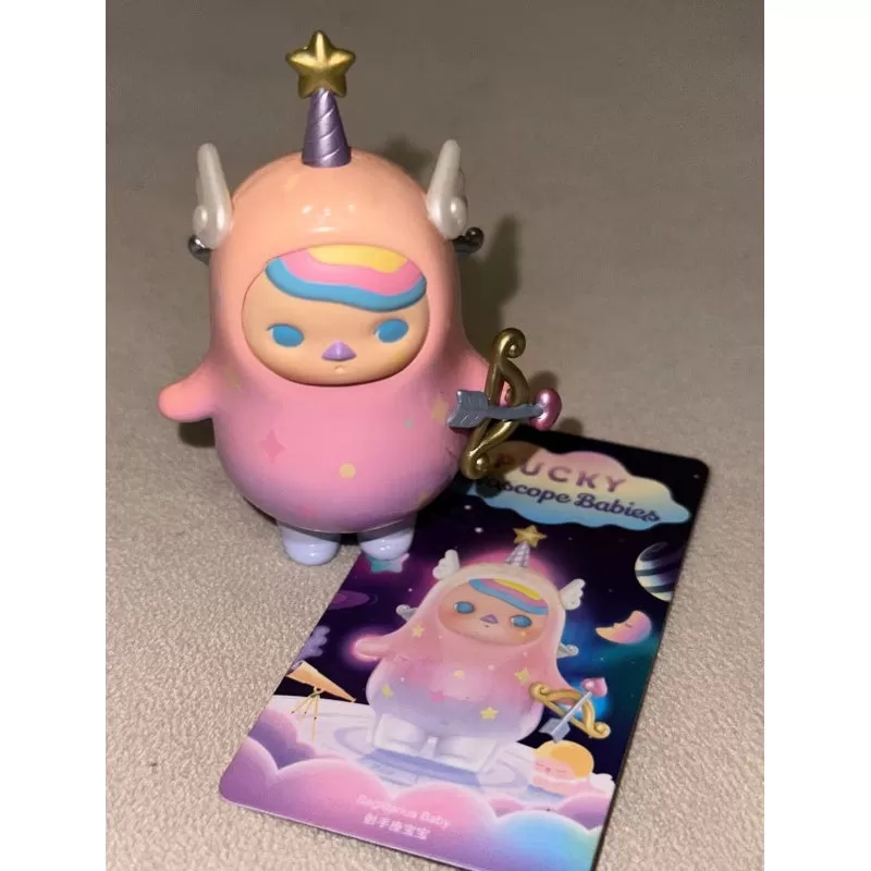 Serie Bebés Horóscopo PUCKY Bebé Sagitario