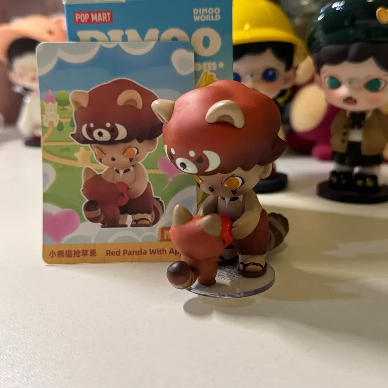 Serie DIMOO Reino Animal Panda Rojo con Manzana