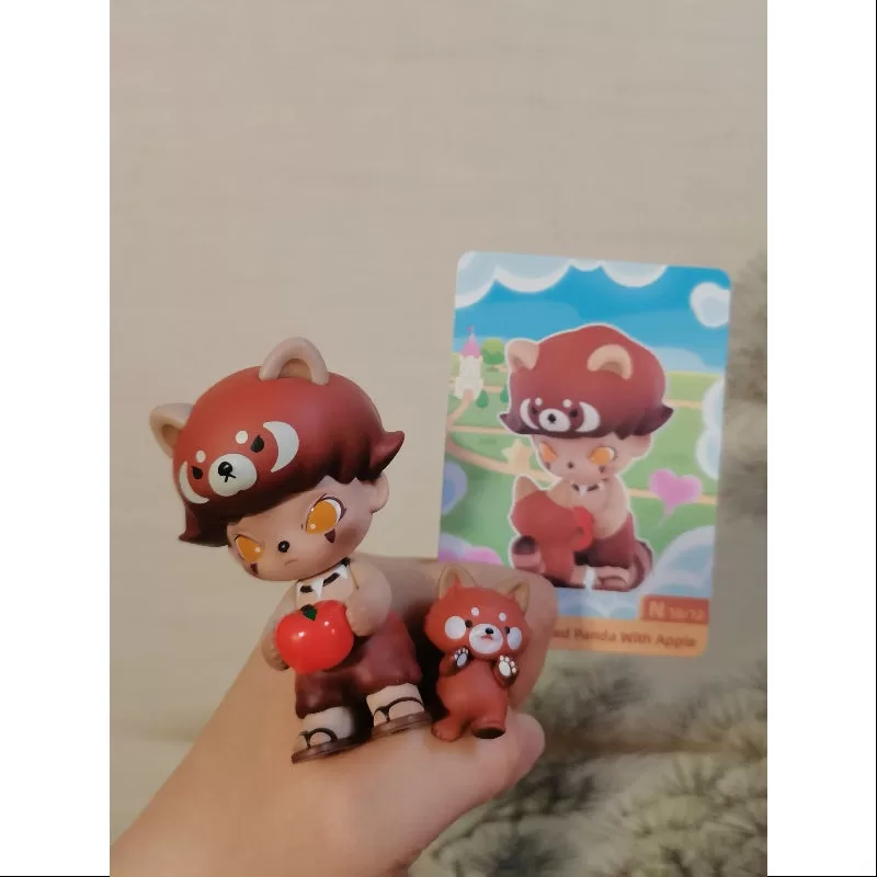 Serie DIMOO Reino Animal Panda Rojo con Manzana