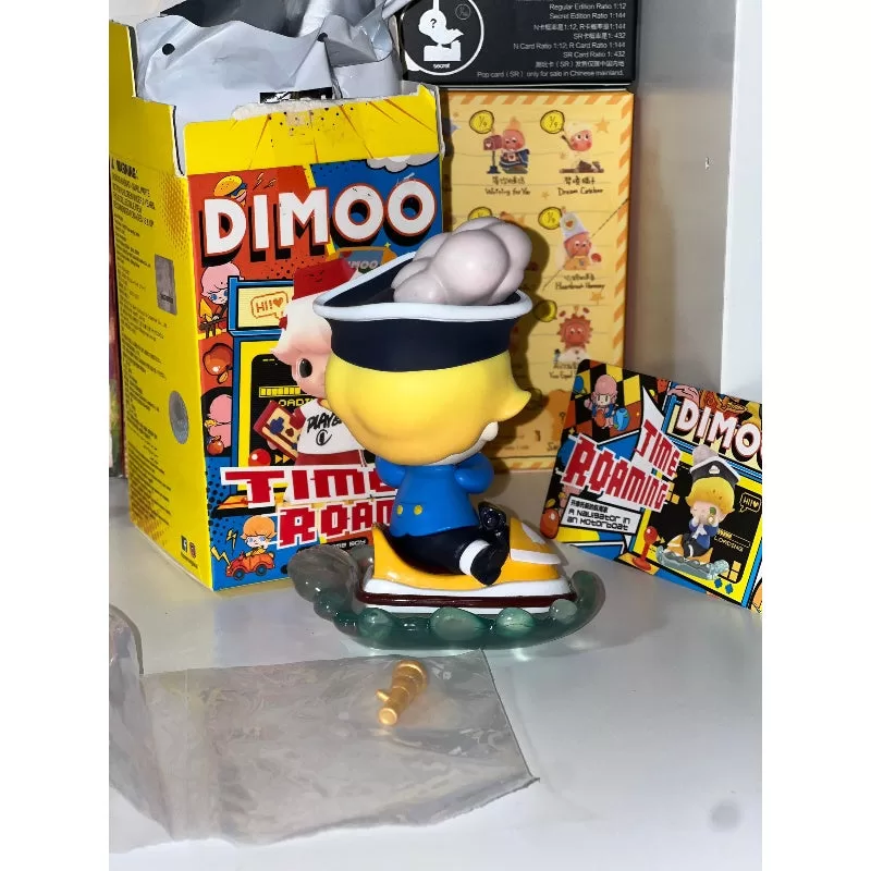 Serie DIMOO Time Roaming Un navegante en una lancha motora Serie DIMOO Time Roaming Un navegante en una lancha motora