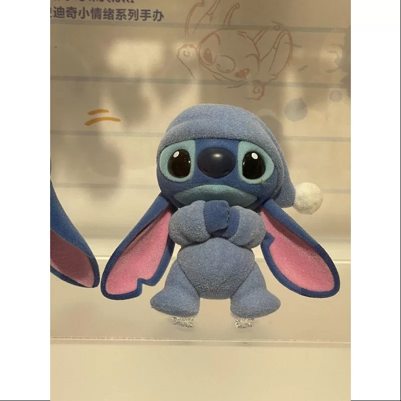 Serie Disney Stitch Little Emotions Ser un adicto al sofá