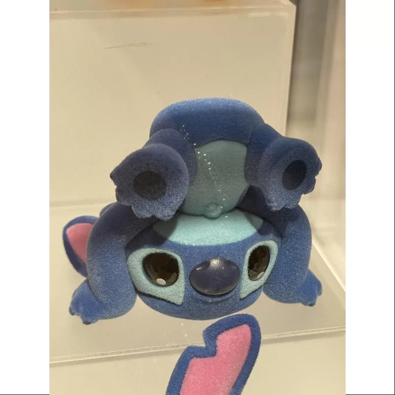 Serie Disney Stitch Little Emotions haciendo el pino