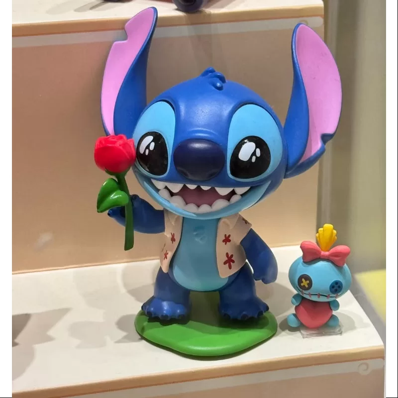 Serie Disney Stitch en una cita ofreciendo flores