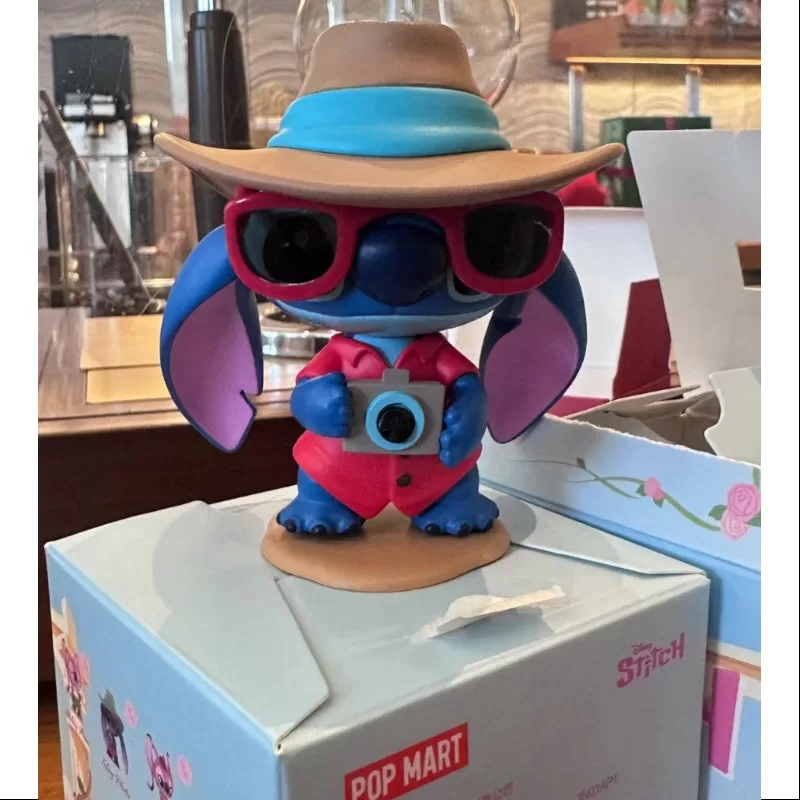 Serie Disney Stitch en una cita tomando fotos