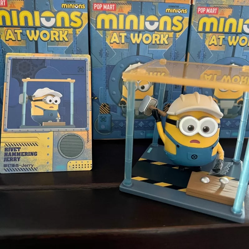 Serie Minions en el trabajo Jerry remachando