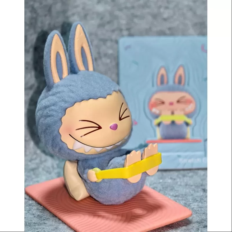 Serie de yoga perezoso de Labubu The Monsters: Estiramiento